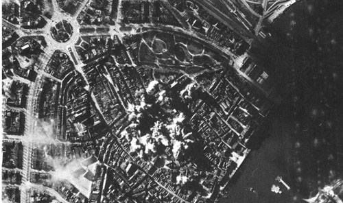 Het vergissingsbombardement van 22 februari 1944: bominslagen in het stadscentrum.